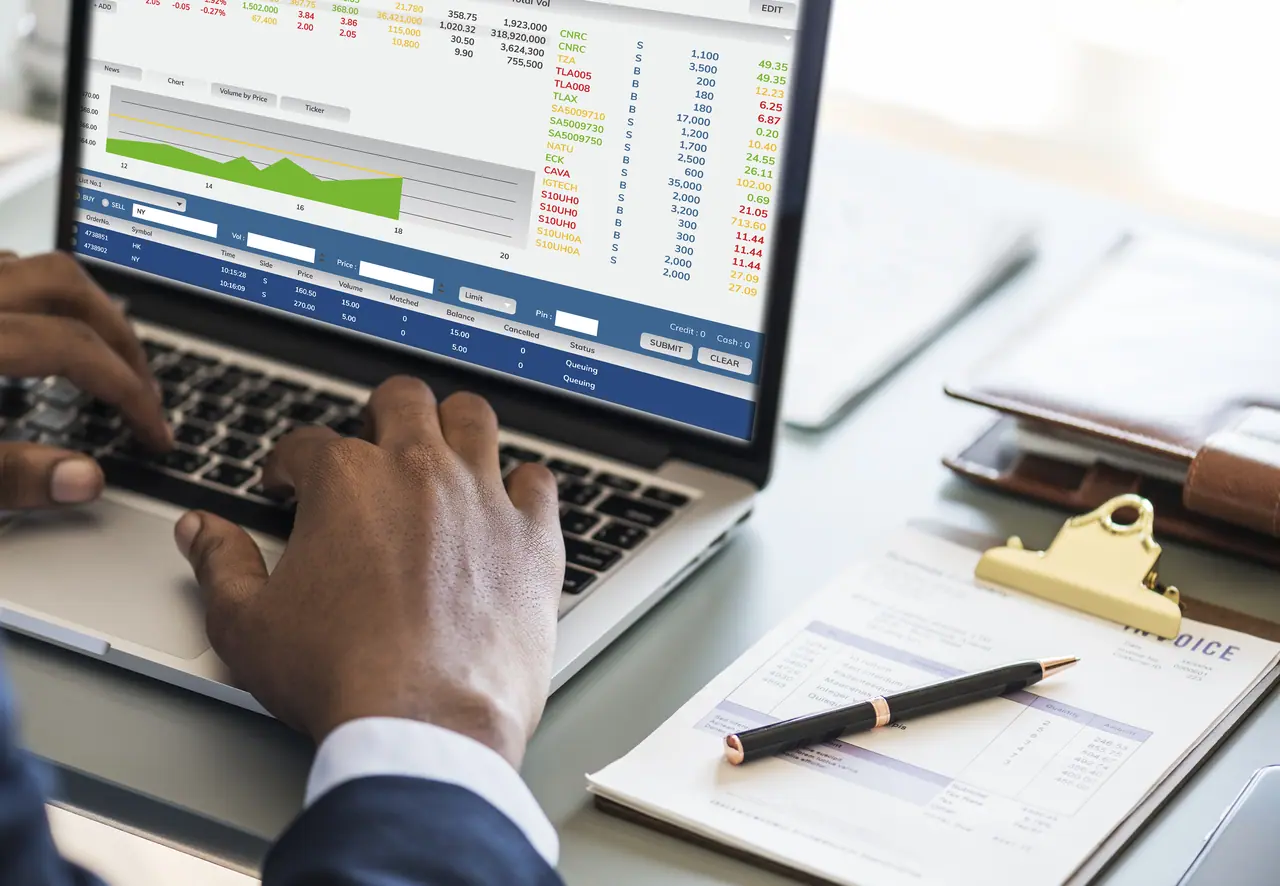 Profissional consulta dados fiscais em relatórios financeiros, para transmitir ao SPED Fiscal