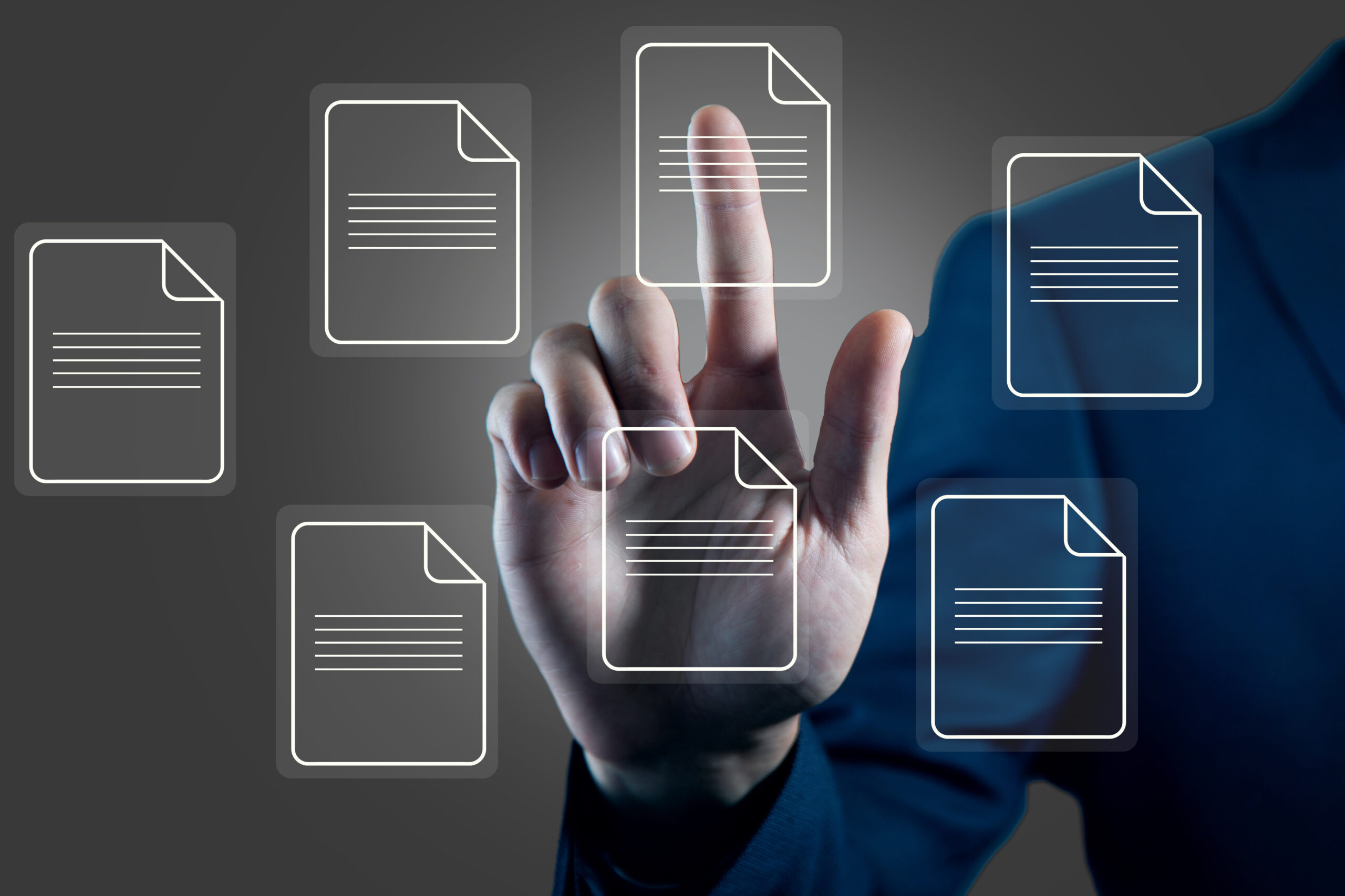 Pessoa interagindo com uma interface digital que exibe ícones de documentos, representando gestão eletrônica de arquivos, organização de documentos fiscais, automação de processos e digitalização de informações.