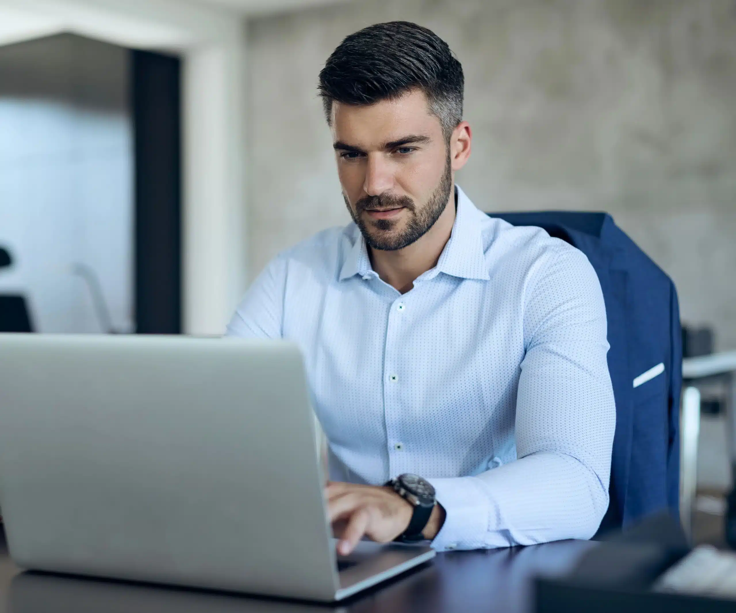 Profissional utilizando um notebook em ambiente de escritório, representando o uso da Jettax para automação fiscal, captura de notas e gestão de impostos.