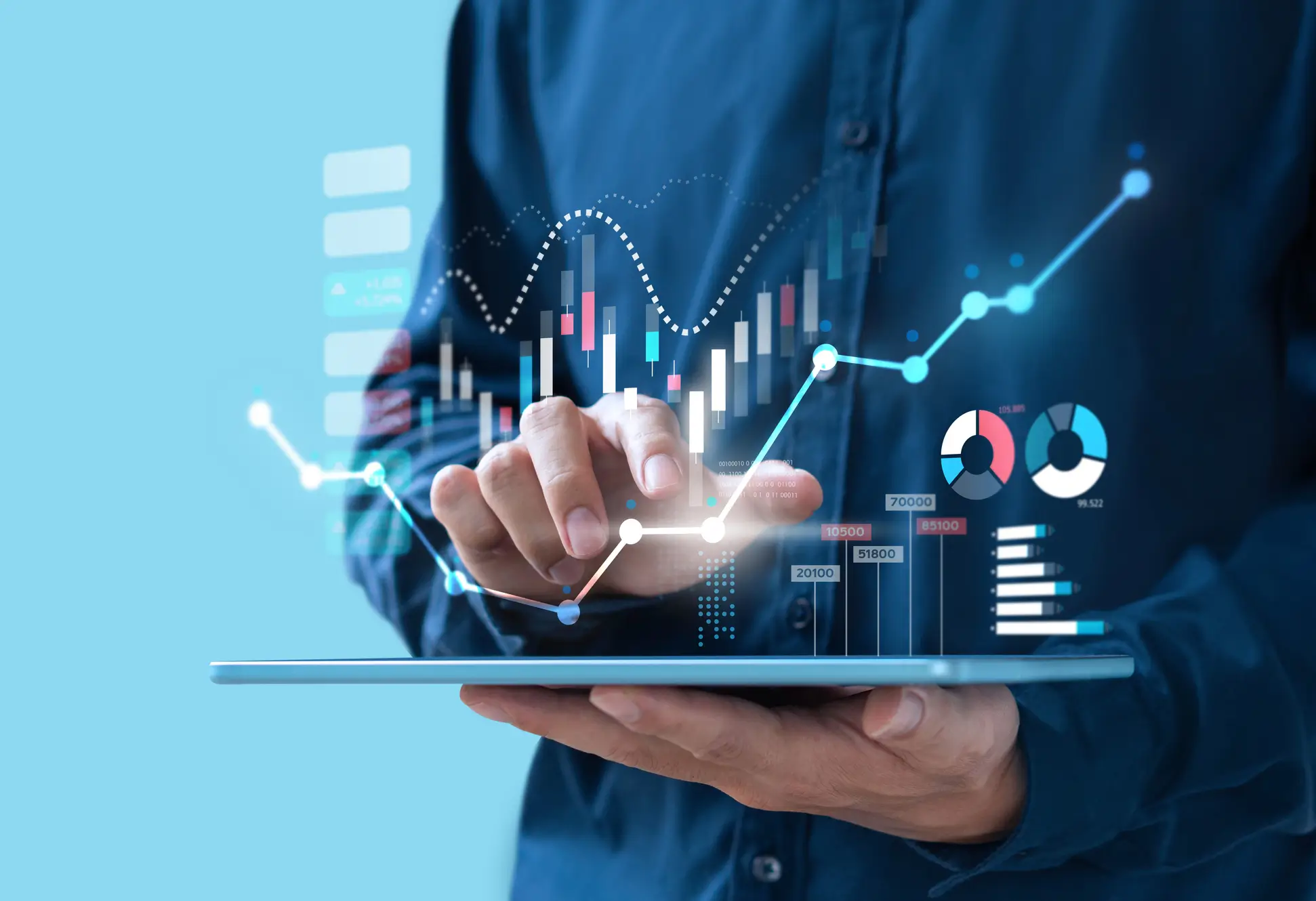 Profissional utilizando um tablet com gráficos e indicadores financeiros em destaque