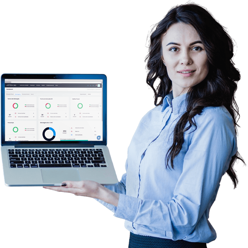 Mulher sorrindo e mostrando um laptop com gráficos de dashboard de um sistema.