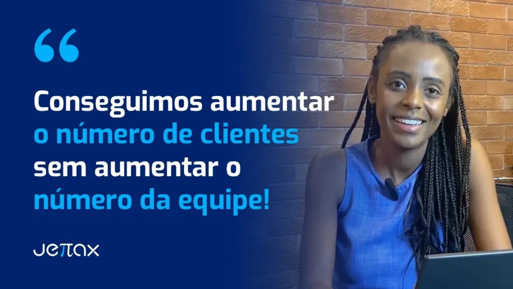 Mulher negra sorrindo e usando um laptop com uma parede de tijolos ao fundo e o texto Conseguimos aumentar o número de client