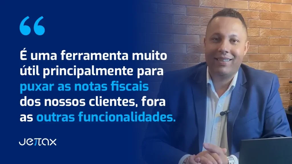 Homem sorrindo em frente a parede de tijolos, com texto sobre ferramenta para notas fiscais.
