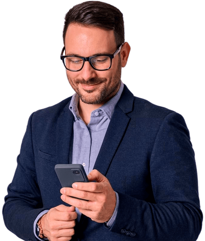 Homem de negócios usando smartphone com um sorriso