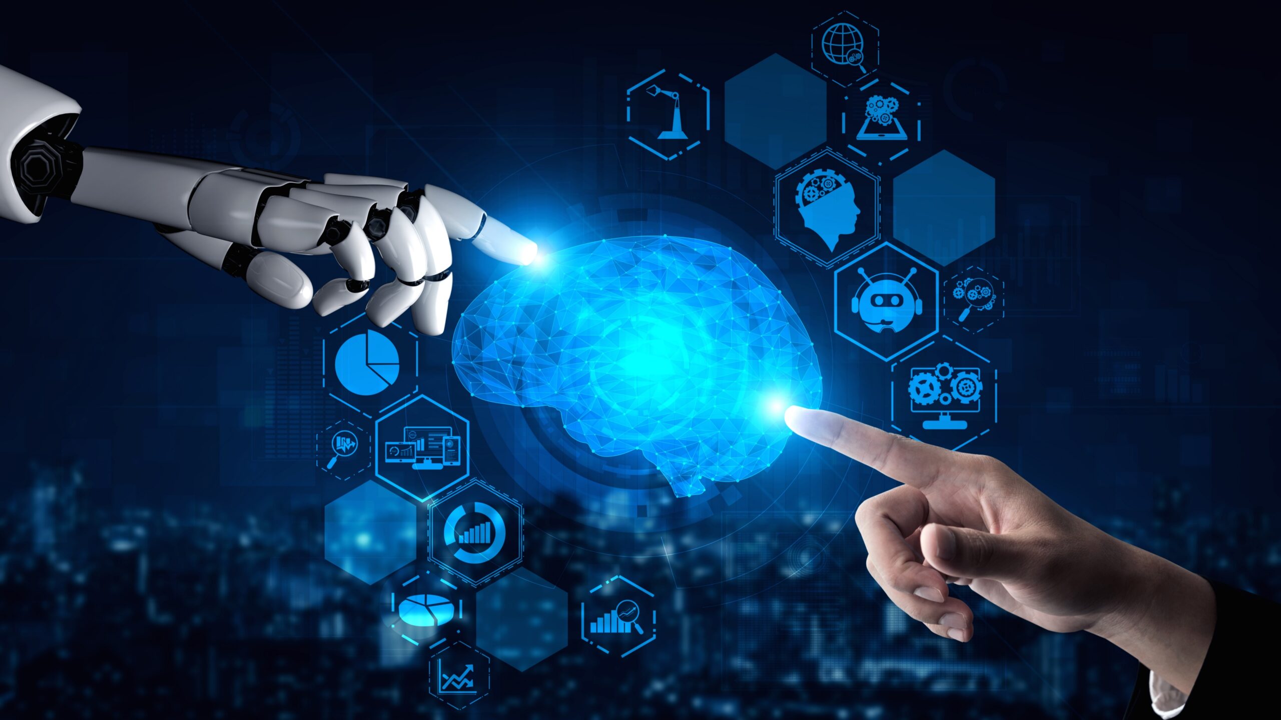 Mão robótica e mão humana apontam para um cérebro digital iluminado ao centro da imagem, cercado por ícones tecnológicos que representam inteligência artificial, automação, análise de dados e inovação digital.