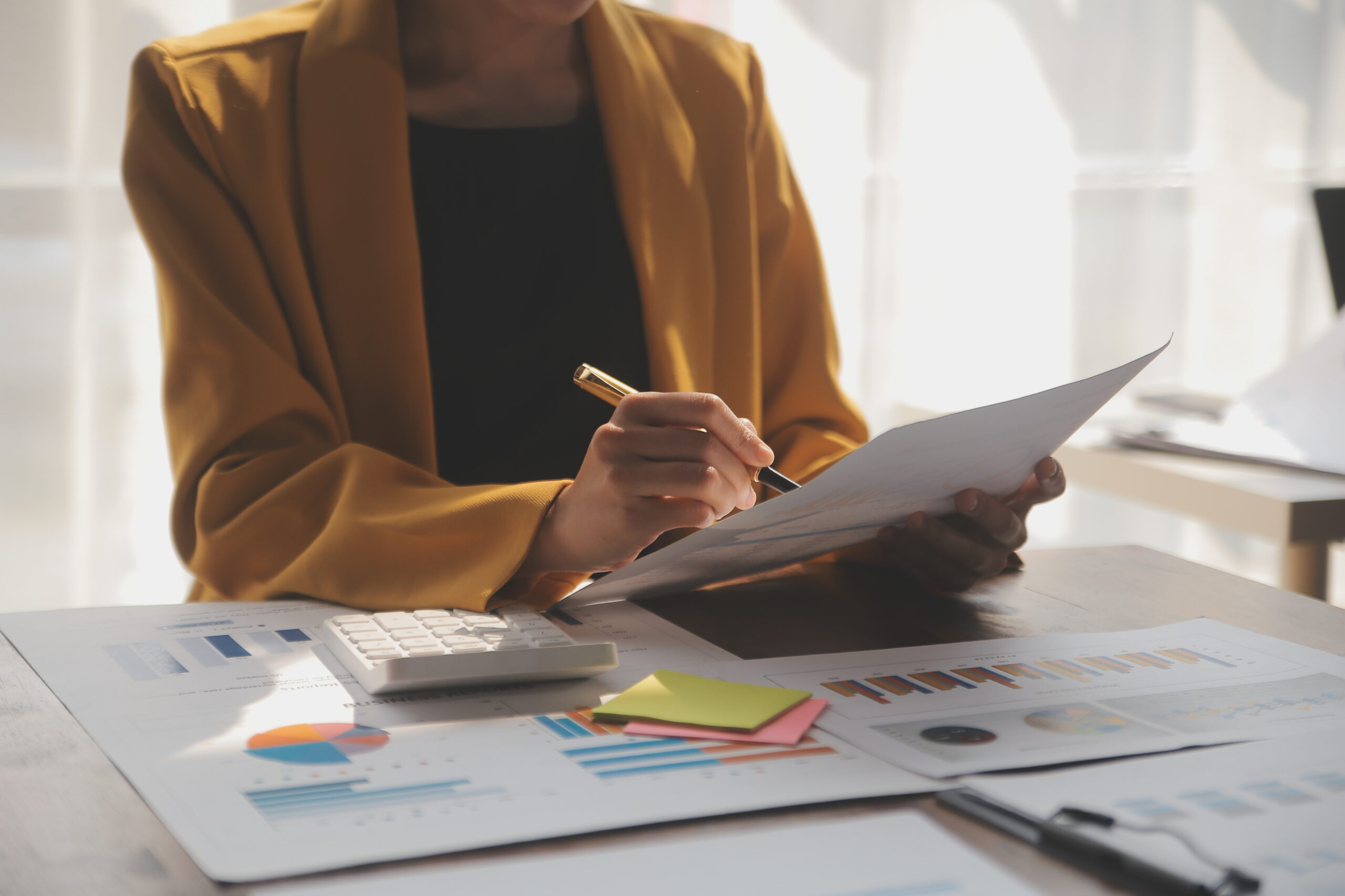 Profissional realizando auditoria fiscal de PIS/COFINS-ST, analisando documentos, relatórios e indicadores para identificar inconsistências tributárias.