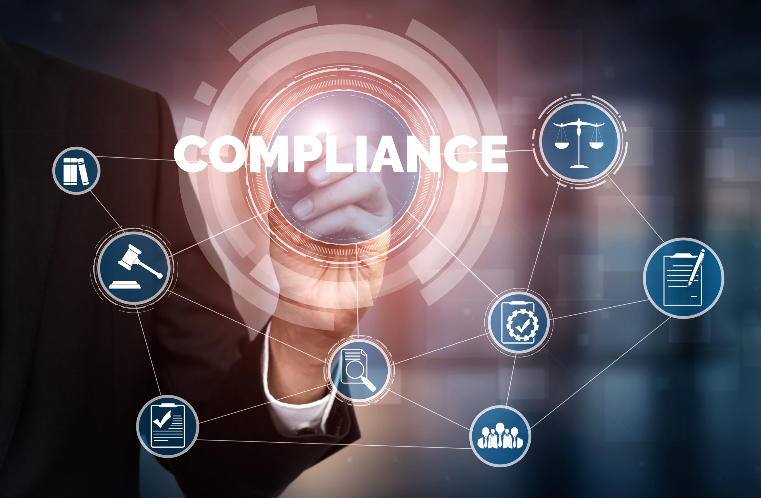 Imagem ilustrativa de compliance empresarial, com profissional em traje social ao centro e elementos gráficos que representam leis, normas, documentos, auditoria, controle e gestão.