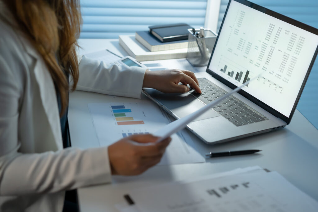 Profissional analisando dados fiscais e financeiros em um notebook durante a rotina de trabalho