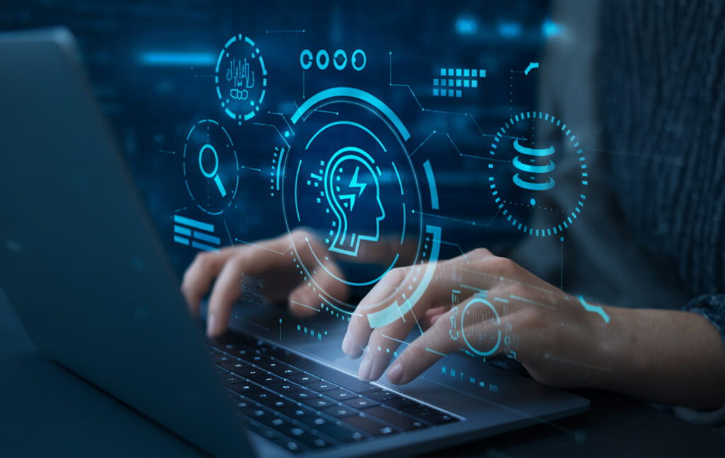 Mãos digitando em notebook com ícones digitais de inteligência artificial, busca e banco de dados projetados em azul sobre o teclado.