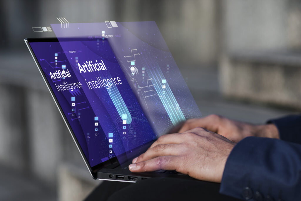 Profissional digitando em notebook com tela holográfica sobre inteligência artificial projetada acima do teclado