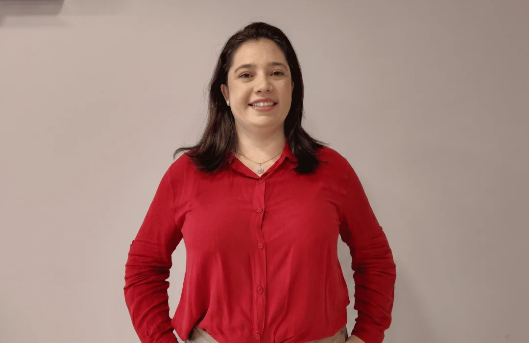 Carol em retrato corporativo com camisa vermelha